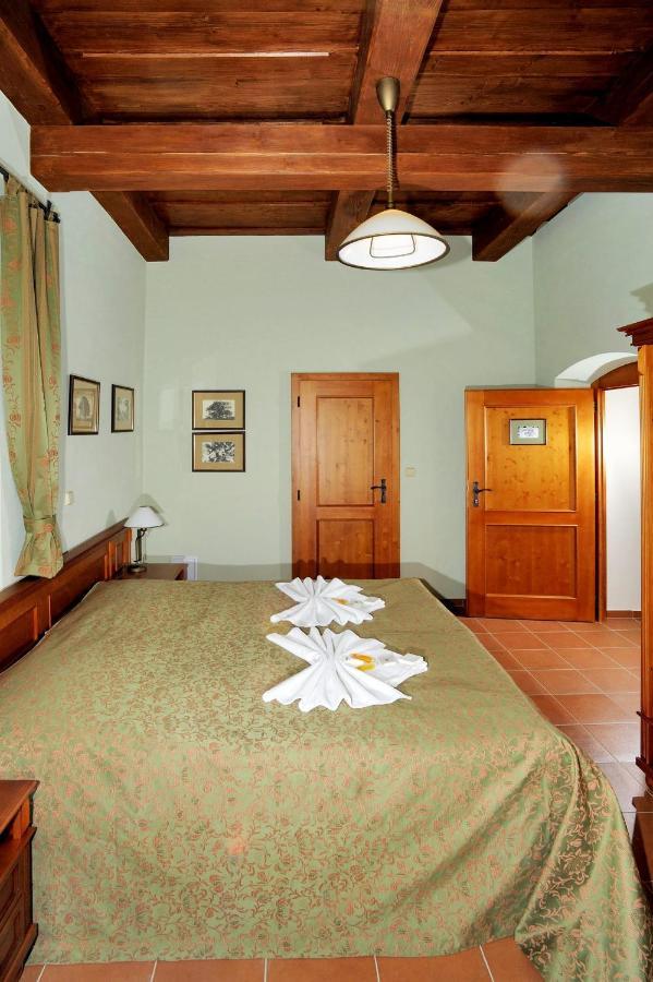 Hotel Kristin Hradek Дечин Екстериор снимка